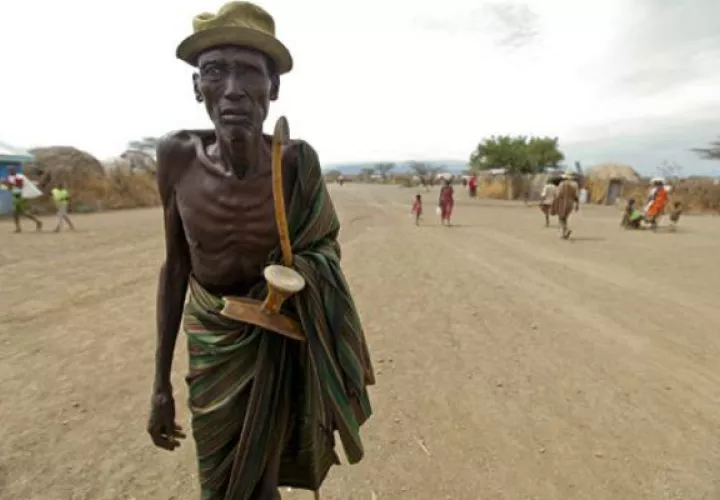 Un anciano de la etnia Turkana con problemas de malnutrición. Foto: EFE 