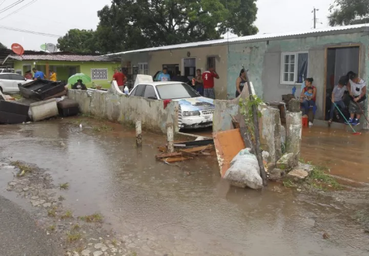 Varias familias se vieron afectadas por inundaciones y derrumbes de tierras producto de las lluvias que se extendieron hasta diciembre. Archivo