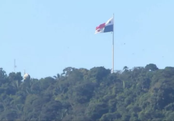 La bandera ondea en el cerro desde octubre de 1979. Archivo