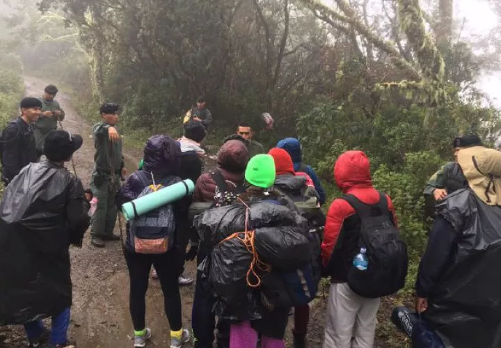 Senderistas fueron retenidos por unidades policiales, al tratar de ingresar al Volcán Barú por la población de Boquete. /Foto José Vásquez