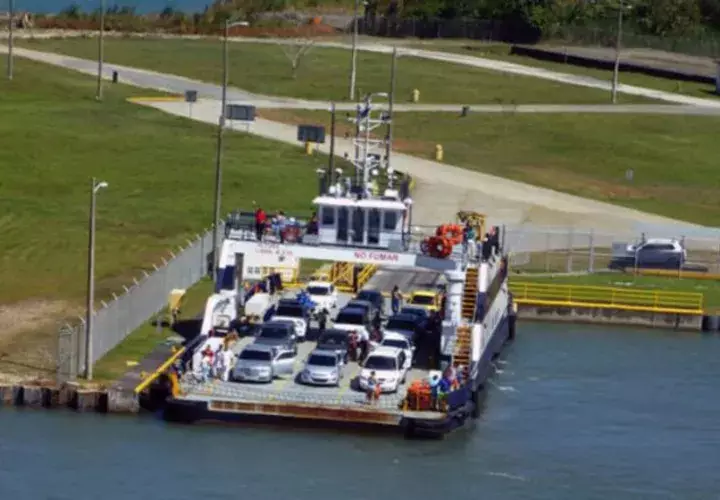 'Ferries'  5 de Noviembre y Náutica JJ-1 mantienen su horario regular.  Cortesía