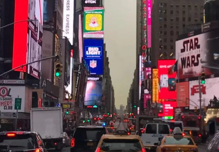 Letreros luminosos: Los famosos teatros de Broadway, la Plaza Rockefeller, el Central Park  y la enorme  cantidad de letreros luminosos de neón y la nieve hacen de este lugar el destino de millones de personas.