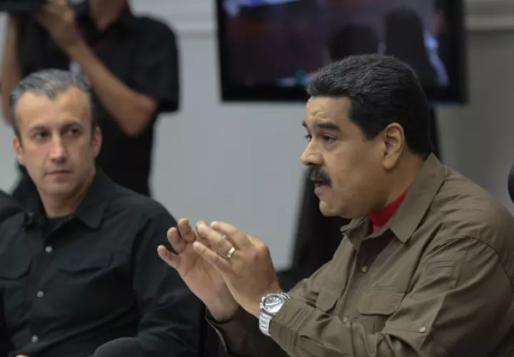 Nicolás Maduro en una reunión de ministros ordenó el cierre de la frontera con Curazao. /Foto EFE