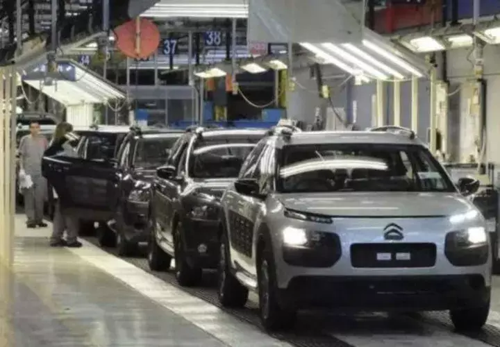 Vauxhall, filial del Grupo PSA, eliminará 250 empleos más en Reino Unido. /Foto EFE