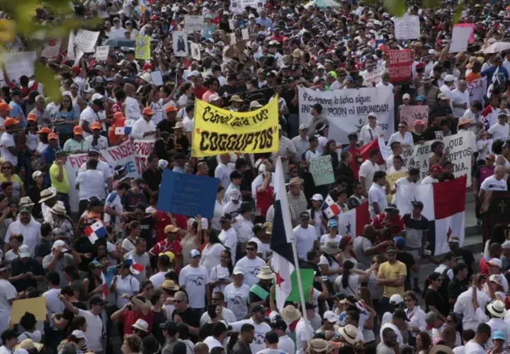 Unas 10 mil personas respondieron ayer a la convocatoria contra la corrupción, planteada en redes sociales por un grupo de ciudadanos. /Foto Víctor Arosemena