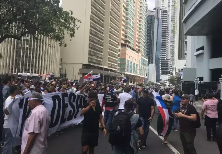 La multitud llamó  "ladrón" a Varela, frente a su residencia. /Foto Twitter / @mriega