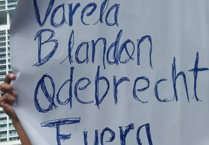 Una pancarta planteó la conexión -y rechazo- a Odebrecht, al  presidente de la República y  a su copartidario, el alcalde capitalino.