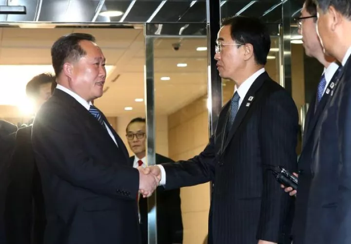 El jefe de la delegación norcoreana, Ri Son-gwon y su homólogo, Cho Myoung-gyon. /Foto EFE