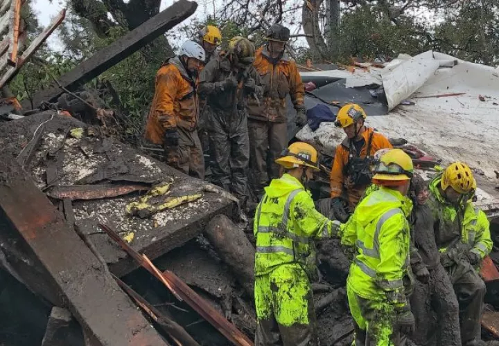 Los bomberos rescatan a una persona atrapada en su vivienda. /Foto EFE