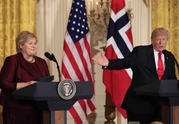 Donald Trump en conferencia  con la Primera ministra de Noruega Ema Solberg. /Foto AP
