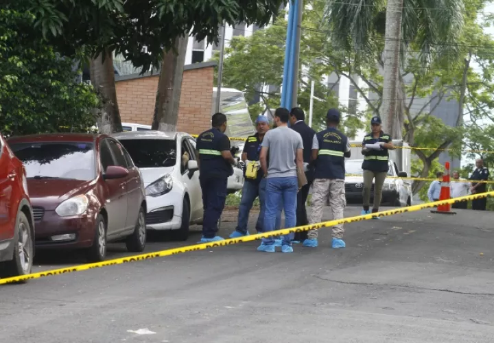 La mujer fue encontrada dentro de un auto sedán color blanco. /Foto Edwards Santos