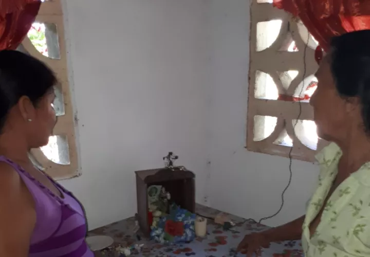 Con la fe que la caracteriza, la abuela de la infortunada (derecha) pide al Cristo de Esquipulas, paz y serenidad para su familia. Elena Valdez