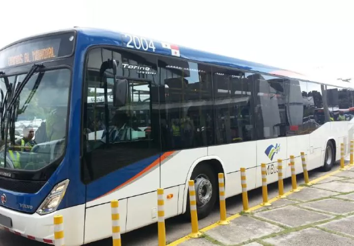 Estos buses de más longitud tienen capacidad para 125 personas. /Foto Archivo