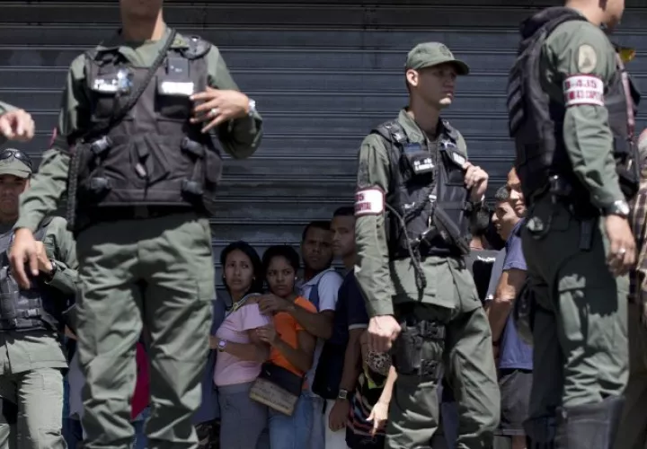 Los miembros de la Guardia Bolivariana custodian varios supermercados. /Foto AP