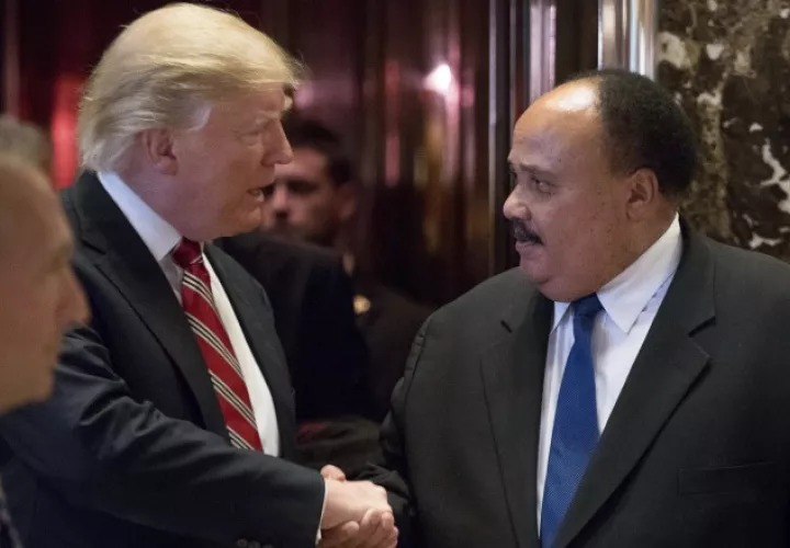 El presidente estadounidense Donald Trump, junto a Martin Luther King III. /Foto AP