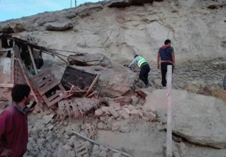 Rescatan a una de las víctimas del fuerte sismo en Arequipa. /Foto EFE
