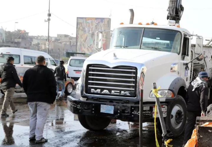 Iraquíes llegan a la plaza Tayarán, donde se produjo el atentado. /Foto EFE