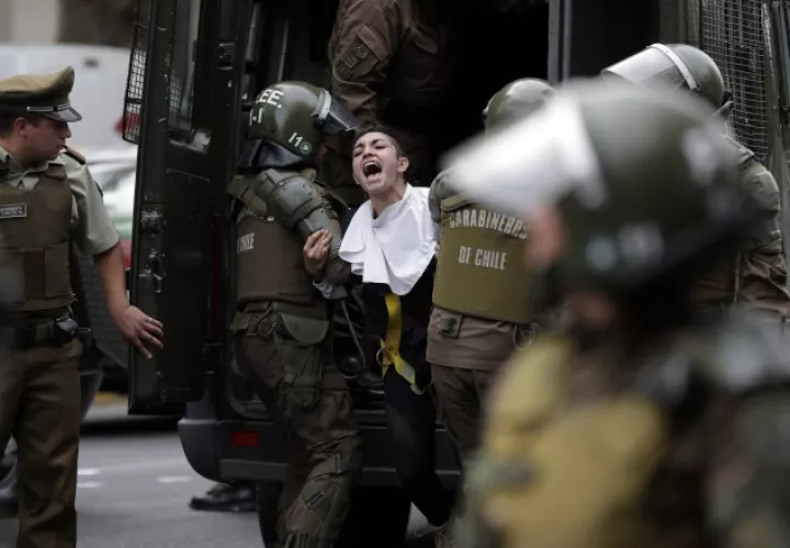 Una  activista disfrazada de  monja protesta contra la visita papal a territorio chileno. /Foto AP/EFE