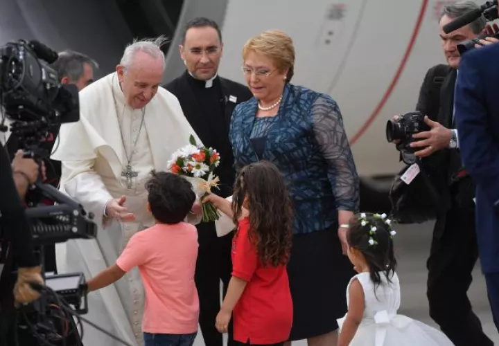 Michelle Bachelet recibe al papa.