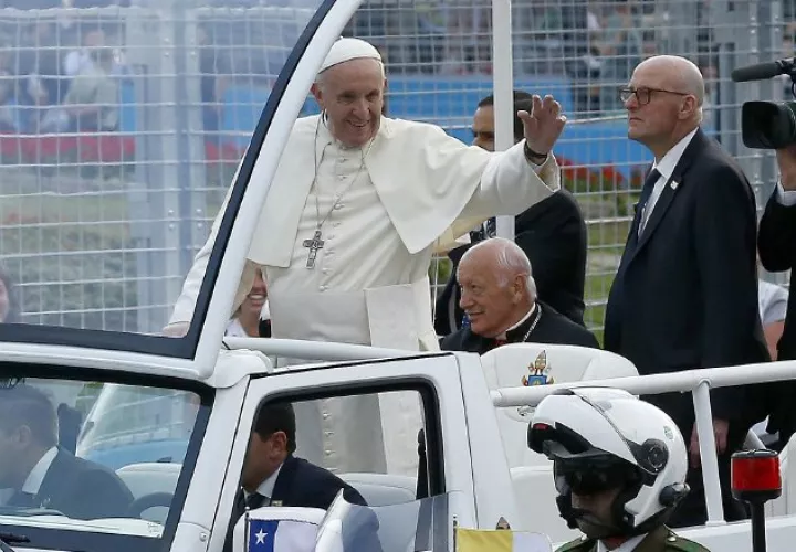 El papa saluda a la población.