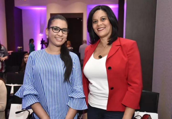 2. Sashia Aparicio y Alda Aguilar.