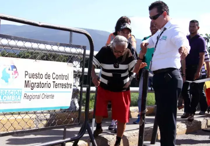 Cientos de personas cruzan hacia Colombia desde la frontera con Venezuela  EFE