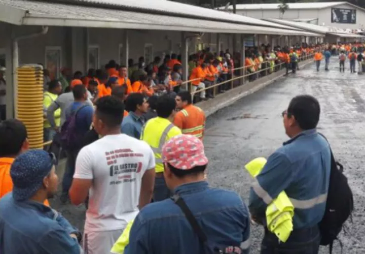 Los trabajadores se mantenían afuera del complejo. /Foto Elena Valdez