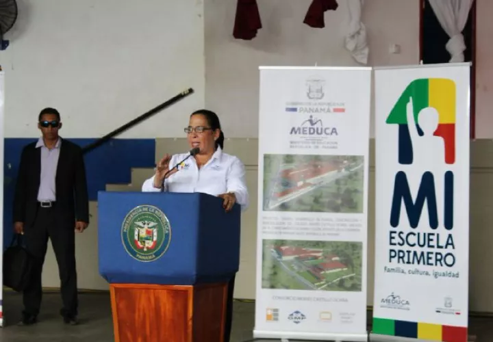 Las autoridades entregaron orden de proceder para la remodelación total del colegio Moisés Castillo Ocaña de La Chorrera. /Foto Cortesía
