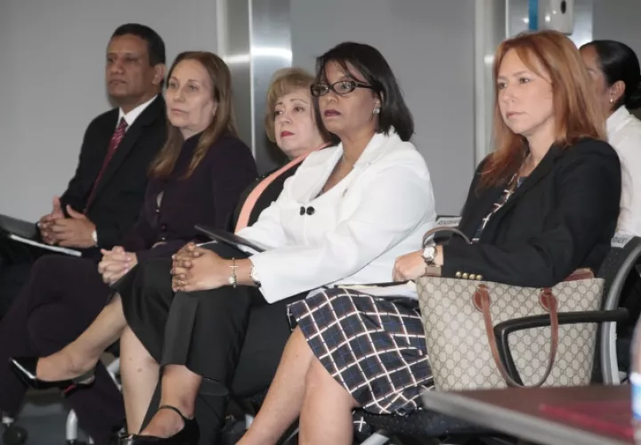 En las consultas ciudadanas se cuestionó mucho las figuras de Zuleyka Moore y Ana Tovar de Zarak. /Foto Víctor Arosemena