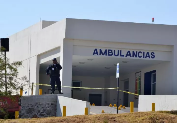 Un integrante de la Policía Estatal vigila afuera de un hospital. /Foto EFE