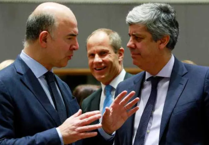 Pierre Moscovici (izq.) y el presidente del Eurogrupo, M. Centeno.