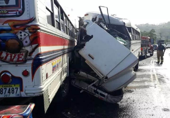 Tres vehículos se vieron involucrados en una aparatosa colisión en la vía Panamá - Colón. /Foto Delfia Cortez
