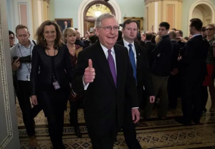 El líder de la mayoría republicana en el Senado de EE.UU., Mitch McConnell, habla con periodistas. EFE