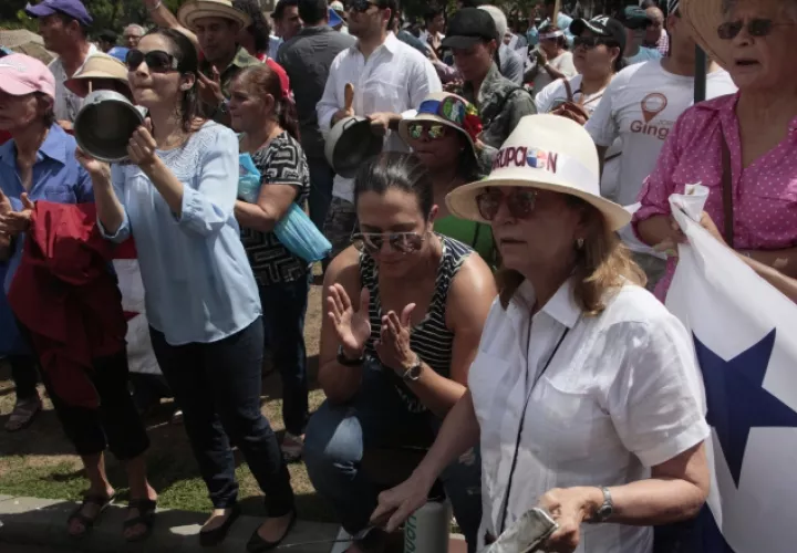 La segunda protesta contra la corrupción fue ayer frente a la Procuraduría, al son de pitos y pailas. /Foto Víctor Arosemena