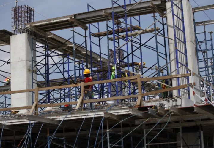 Trabajadores de la construcción alegan que la productividad es positiva en esta actividad, puesto que los proyectos son entregados a tiempo. Archivo