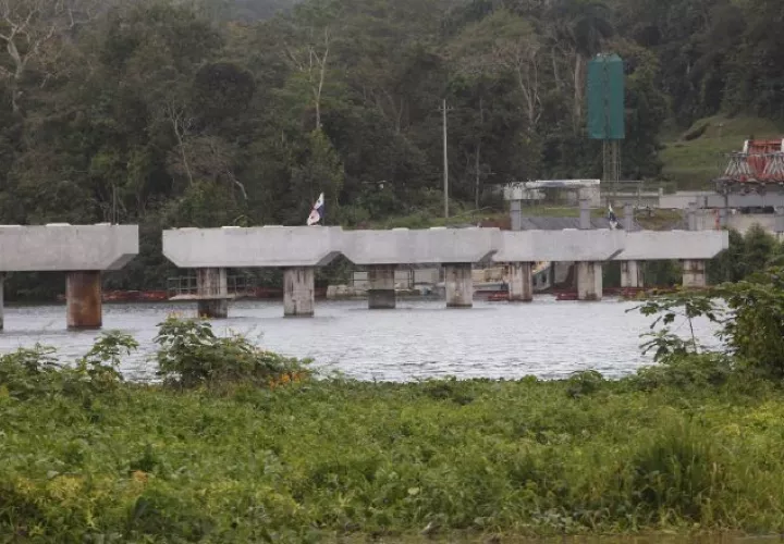 Actualmente, así se mantiene la construcción del nuevo puente en la comunidad de Gamboa. Foto: Yaissel Urieta Moreno