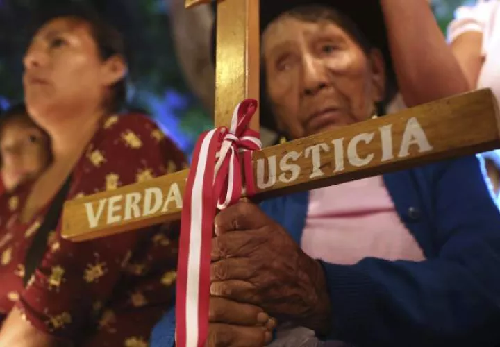 Familiares de posibles ejecutados en el gobierno de Fujimori exigen justicia. AP