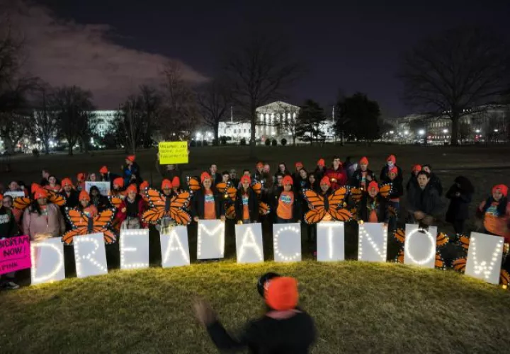 Un grupo de personas apoya a los denominados soñadores y exigen una legislación más justa. AP