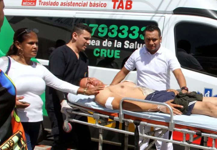 Un policía herido es trasladado en ambulancia luego de una explosión en un cuartel de Barranquilla. FOTO/EFE