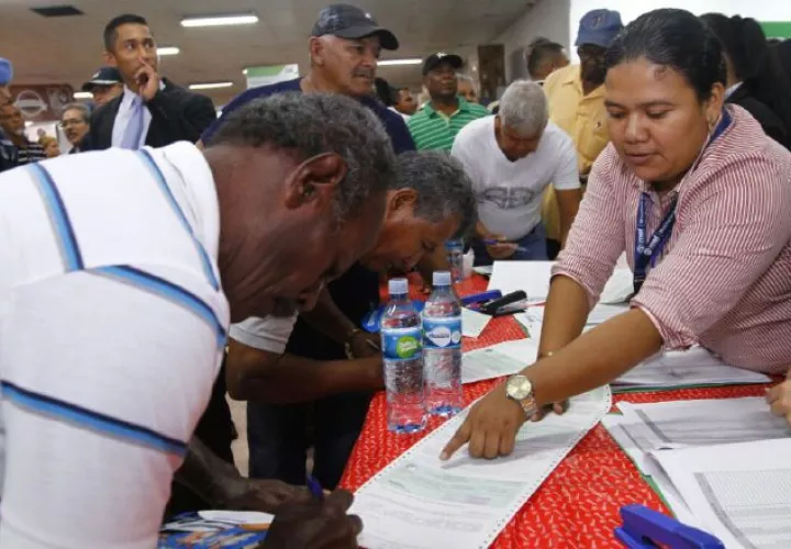 Varios adultos mayores siguen pendientes de que se les entreguen sus certificados. /Foto Archivo