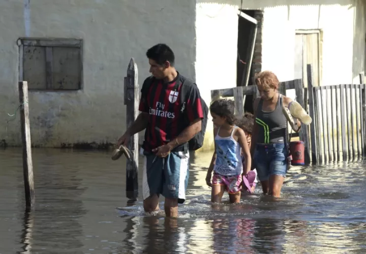Las familias abandonan sus hogares. AP