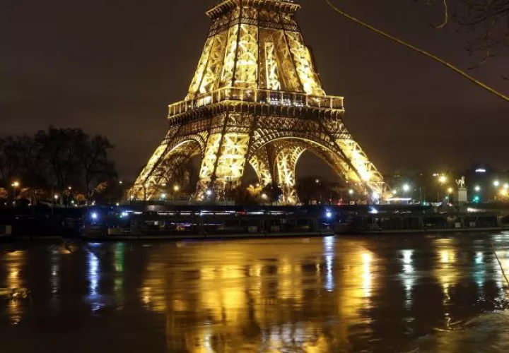 Torre Eiffel reflejada en el Sena. EFE