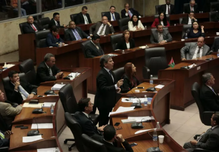 Discusión en el pleno de la Asamblea sobre las magistradas. Foto/Vïctor Arosemena