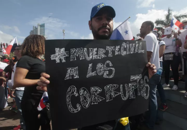Concentración contra la corrupción donde pidieron "muerte civil a los corruptos". Foto/Roberto Barrios