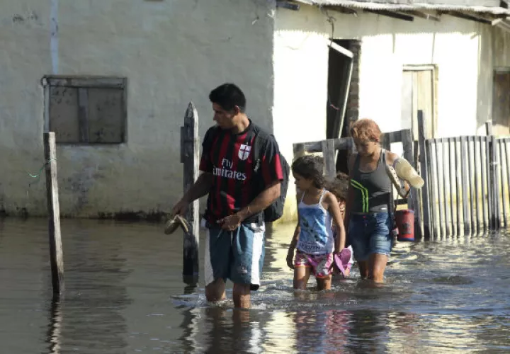 En diciembre de 2015, las inundaciones en Asunción, asociadas al fenómeno climático de El Niño, obligaron a cerca de 100,000 personas a abandonar sus hogares. FOTO/EFE