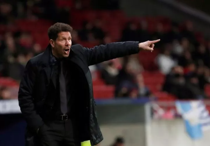 Diego Simeone da instrucciones a sus jugadores durante el partido copero. Foto EFE