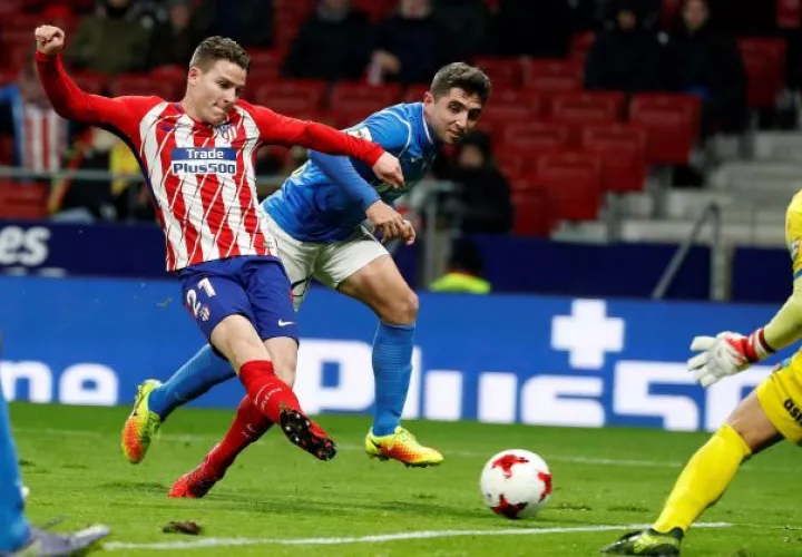 El delantero francés del Atlético de Madrid Kevin Gameiro (i) durante la Copa del Rey. Foto EFE