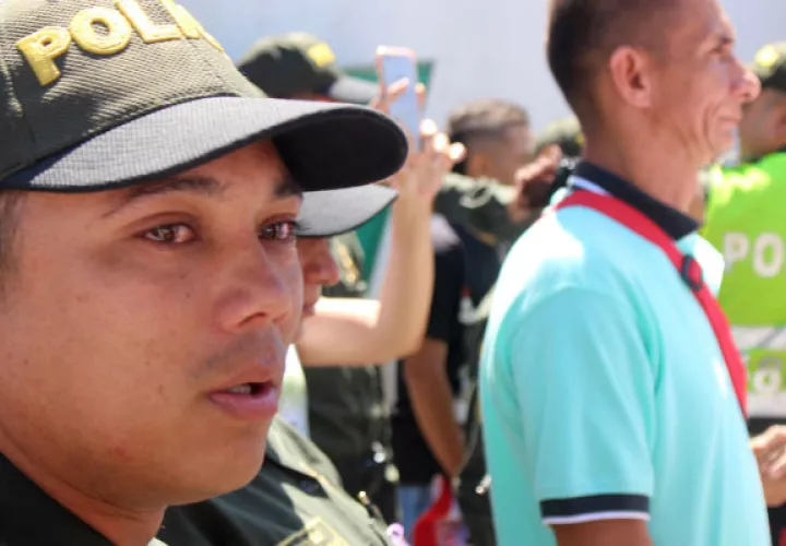 Un policía llora la muerte de sus compañeros. FOTO/EFE