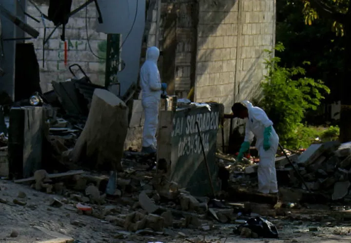 Peritos inspeccionan el área del atentado en Barranquilla. EFE.