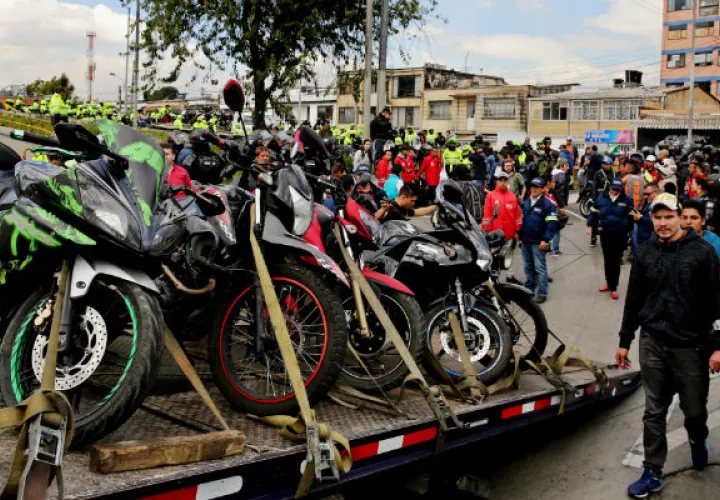 Un grupo de motociclistas se tomó las calles para protestar contra una medida del alcalde. FOTO/EFE 